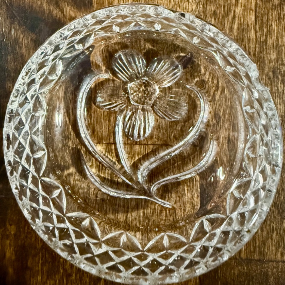 Avon Clear Cut Glass Pedestal Powder Jar with Floral Lid, VINTAGE - Picture 3 of 7